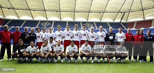 Bundesliga 03/04, Hamburg; Hamburger SV, neuer Hauptsponsor; hintere Reihe: Trainer Kurt JARA, Co Trainer Armin REUTERSHAHN, Physiotherapeut Frank...