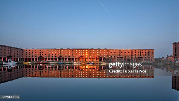 albert dock's reflection in sunrise - albert dock bildbanksfoton och bilder