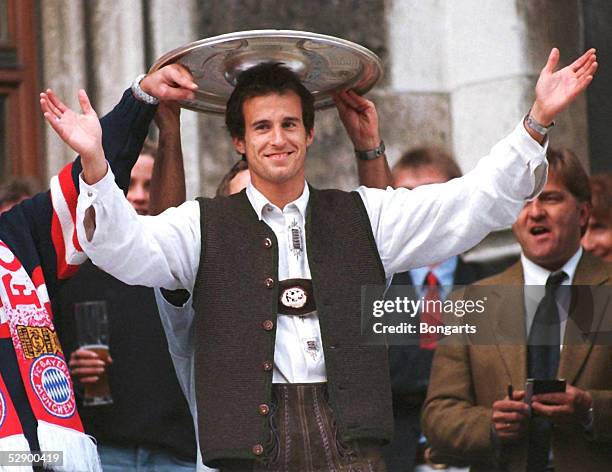 Empfang Rathaus Marienplatz - 1. BUNDESLIGA 99/00, Muenchen; BAYERN MUENCHEN DEUTSCHER FUSSBALLMEISTER 2000; Mehmet SCHOLL/Bayern Muenchen mit der...