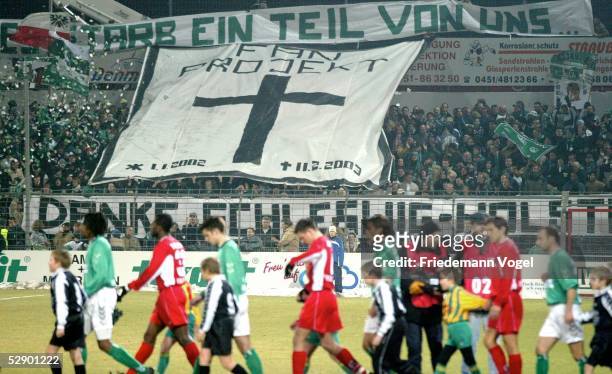 Bundesliga 02/03, Luebeck; VfB Luebeck - SC Freiburg 2:0; VfB Luebeck Fans mit Transparenten