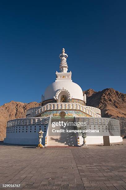 shanti stupa on hilltop with himalayas - シャンティストゥーパ ストックフォトと画像