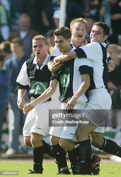 Pokal 03/04, Hamburg; ASV Bergedorf 85 - VfL Wolfsburg; Jubel nach 1:0 durch Arne KLEIN/Bergedorf , links: Mike KUDLING, hinten: Oliver LINDEMANN,...