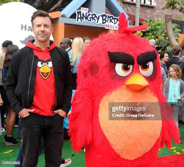 Actor Jason Sudeikis arrives at the premiere of Sony Pictures' "The Angry Birds Movie" at Regency Village Theatre on May 7, 2016 in Westwood,...