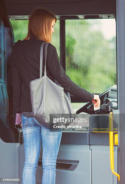 pasajeros de pagar la tarifa de bus con una tarjeta contacless - fare fotografías e imágenes de stock