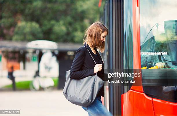 junger reisender einsteigen in den bus - busfahrt stock-fotos und bilder