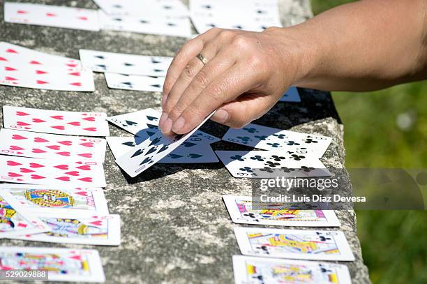 shuffling cards, close-up of hands - cartas na mão imagens e fotografias de stock