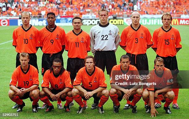 Amsterdam; FRANKREICH 3; hintere Reihe v.l.n.r.: Dennis BERGKAMP, Patrick KLUIVERT, Marc OVERMARS, TORWART Sander WESTERVELD, Jaap STAM, Paul...