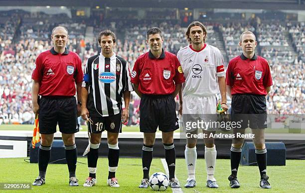Champions League 02/03 Finale, Manchester; AC Mailand - Juventus Turin 3:2 i.E.; Schiedsrichter Dr. Markus MERK mit seinen beiden Assistenten Heiner...
