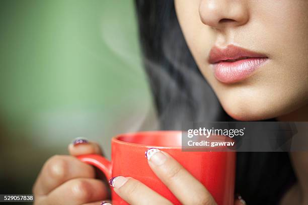 beschnitten nahaufnahme der junge frau mit warmem dampf kaffeebecher. - tea hot drink stock-fotos und bilder