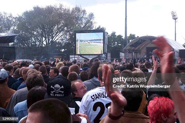 Auf dem Heiligengeistfeld, Hamburg; 1. FC NUERNBERG - FC ST. PAULI; Fans applaudieren anch dem Ausgleich zum 1:1