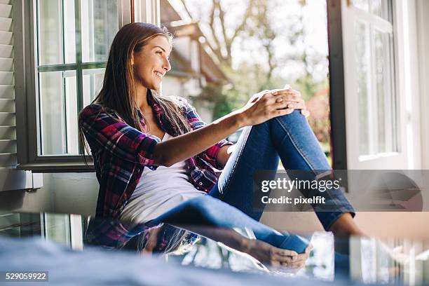 junge frau genießt das land seitenansicht - ehefrau stock-fotos und bilder
