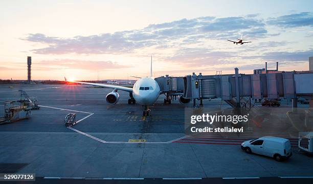 flughafen charles de gaulle in paris - roissy en france stock-fotos und bilder