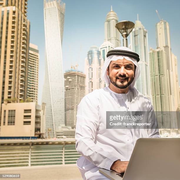 globale kommunikation in der arabischen land - oman skyline stock-fotos und bilder