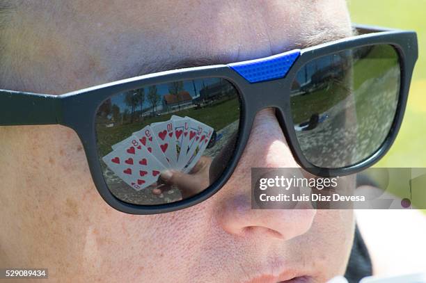 poker cards reflected in sunglasses - volles haus stock-fotos und bilder