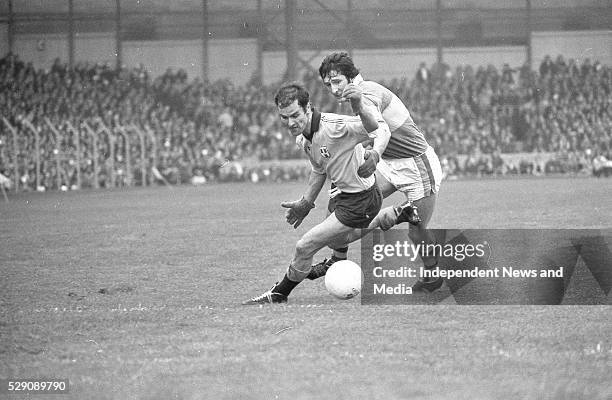 All-Ireland football final Dublin v Kerry, Dublins Tony hanahoe evades a tackle by Kerry's Tim Kennelly, .