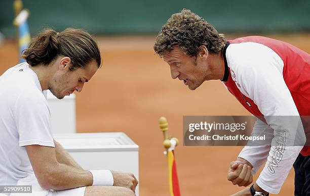 Team manager Patrick Kuehnen of Germany talks to Tommy Haas during the Tennis ARAG World Team Cup game between Germany and Sweden on May 18, 2005 in...