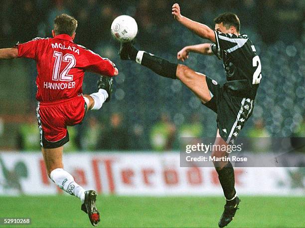 Hannover; HANNOVER 96 - FC ST. PAULI 1:1; v.l.n.r.: Michael MOLATA/HANNOVER, Dubravko KOLINGER/PAULI
