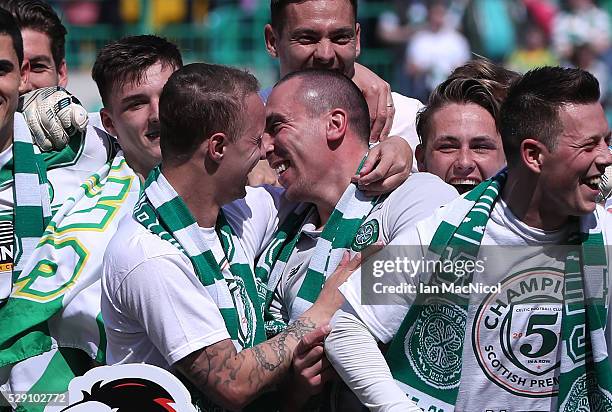 Celtic players celebrate at the end of the match during the Ladbrokes Scottish Premier League match between Celtic and Aberdeen at Celtic Park on May...