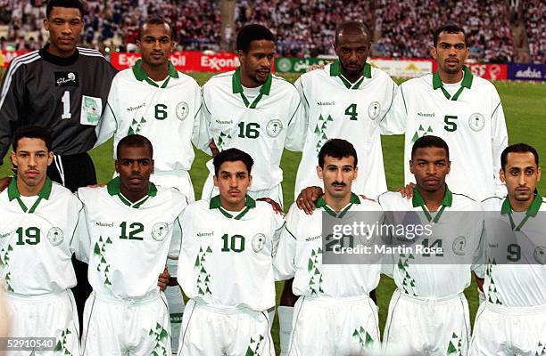 Riyadh; SAUDI ARABIEN 1; hintere Reihe v.l.n.r.: TORWART Mohammed AL DEAYA, Ibrahim AL HARBI, Khamis AL OWARAIN, Abdullah ZUBROMAWI, Ahmed Khalil AL...