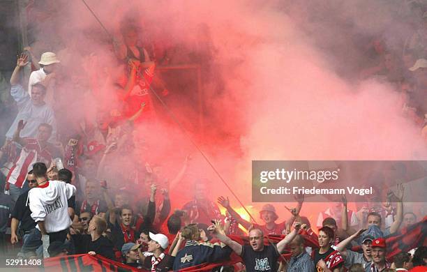 Bundesliga 02/03, Dortmund; Borussia Dortmund - FC Energie Cottbus 1:1; Fans Cottbus - Rauchbombe