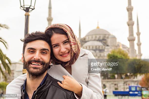 giovane coppia musulmana alla moschea blu, istanbul, turchia - contemporary istanbul foto e immagini stock