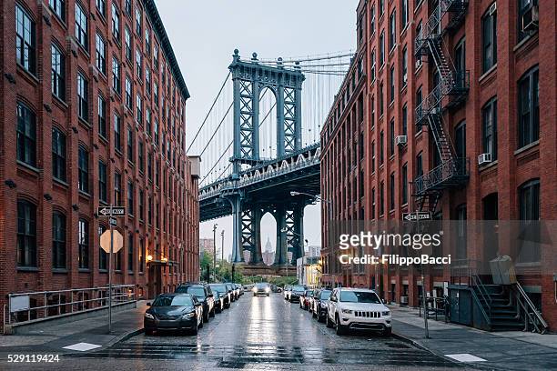 manhattan bridge in new york  - brooklyn new york stock-fotos und bilder