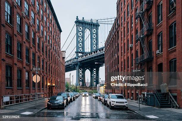 manhattan bridge in new york - vehicle light stockfoto's en -beelden