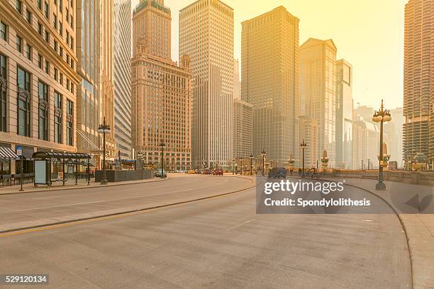 der innenstadt von chicago im sonnenuntergang - chicago neighborhood stock-fotos und bilder