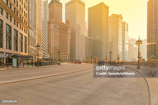 downtown chicago at sunset - high street stock pictures, royalty-free photos & images