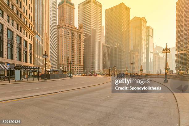 downtown chicago at sunset - chicago street photography stock pictures, royalty-free photos & images