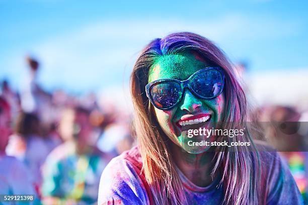 divertimento tempo di holi festival - cipria foto e immagini stock