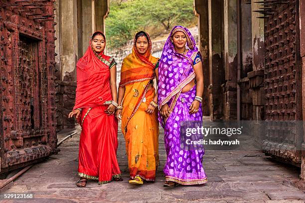 drei indische frauen auf dem weg zum mehrangarh festung, indien - meherangarh fort stock-fotos und bilder