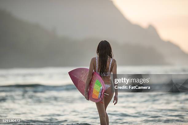 attractive hawaiian female surfer at the beach - hanalei national wildlife refuge stock pictures, royalty-free photos & images