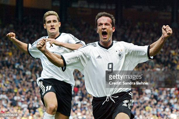 Qualifikation 2004, Glasgow; Schottland - Deutschland ; Jubel nach dem Tor zum 0:1 durch Fredi BOBIC/GER mit Miroslav KLOSE
