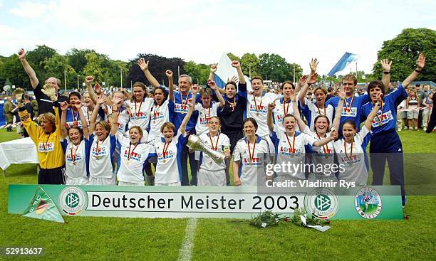 Bundesliga 02/03, Babelsberg; 1. FFC Turbine Potsdam - 1. FFC Frankfurt 0:0; 1. FFC Frankfurt Deutscher Frauen Meister 2003; Jubel Team Frankfurt