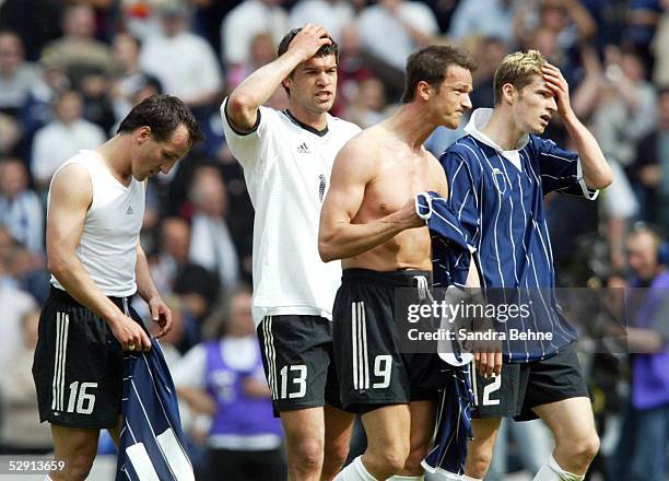 Qualifikation 2004, Glasgow; Schottland 1; Enttaeuschung Jens JEREMIES, Michael BALLACK, Fredi BOBIC, Arne FRIEDRICH/GER