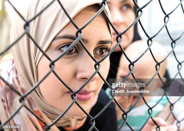 sad refugee middle eastern women (real people) - syrian refugees stockfoto's en -beelden
