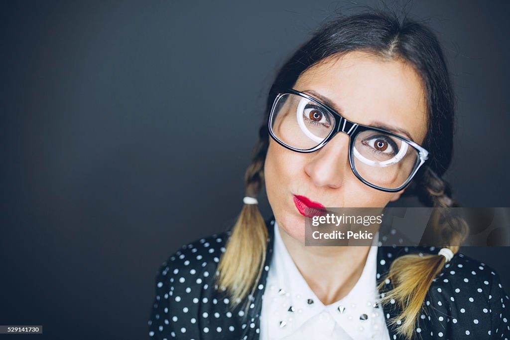 Nerveuse stressée jeune femme avec des lunettes inquiet