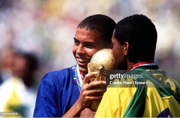 Los Angeles 17.07.94, FINALE BRA2 n.E. BRASILIEN FUSSBALLWELTMEISTER 1994, RONALDO und VIOLA/BRA mit WM Pokal