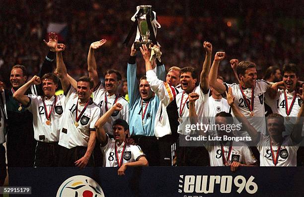 N.V. London; Deutschland - Europameister 1996; KOEPKE und EILTS mit EM - Pokal