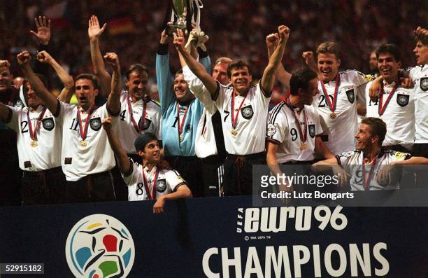 N.V. London; Deutschland - Europameister 1996; KOEPKE und EILTS mit EM - Pokal
