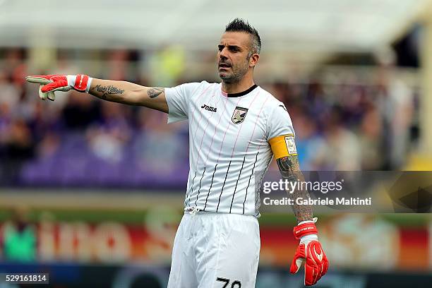 Stefano Sorrentino of US Citta di Palermo reacts during the Serie A match between ACF Fiorentina and US Citta di Palermo at Stadio Artemio Franchi on...