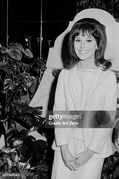 Marlo Thomas by fountain; circa 1970; New York.