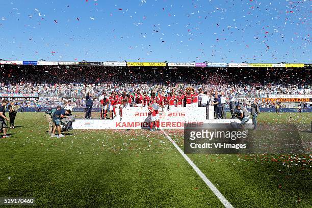 Players of PSV celebrate during the Dutch Eredivisie match between PEC Zwolle and PSV Eindhoven at the IJsseldelta stadium on May 08, 2016 in Zwolle,...