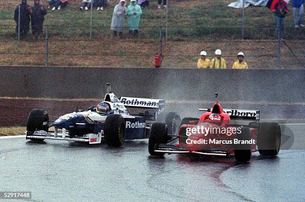 Von SPANIEN BARCELONA 2.6.96, Michael SCHUMACHER ueberholt VILLENEUVE