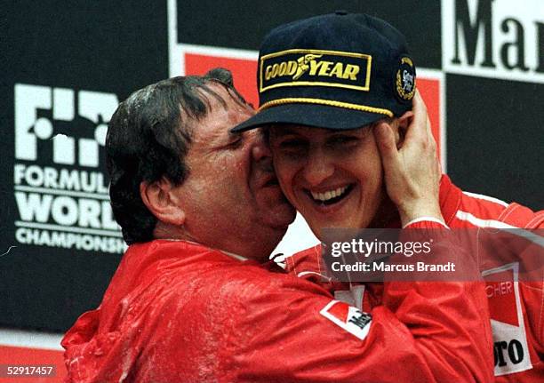 Von SPANIEN BARCELONA 2.6.96, Michael SCHUMACHER WIRD VON JEAN TODT GEKUEssT