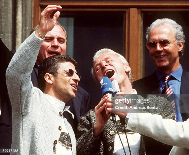 Meisterfeier am 01.06.97, Manager Uli HOENEss/Ruggero RIZZITELLI singt mit Giovanni TRAPATTONI/Franz BECKENBAUER/JUBEL