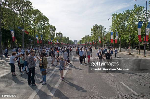 General view on the Champs-Elysee during the first 'No Car Day' on May 08, 2016 in Paris, France. The Champs-Elysee will be closed to traffic every...