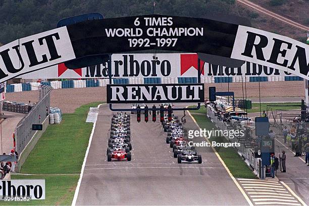 Von EUROPA 1997 Jerez; START - Pole Position Jacques VILLENEUVE/WILLIAMS RENAULT, 2. Michael SCHUMACHER/FERRARI