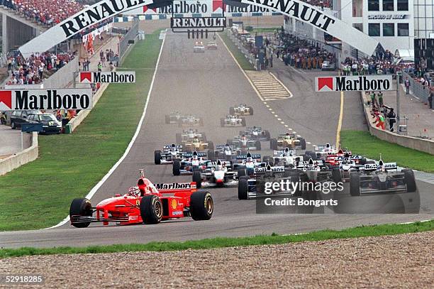 Von EUROPA 1997 Jerez; START - Michael SCHUMACHER/FERRARI vor FRENTZEN und VILLENEUVE